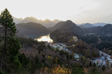 Zamek Hohenschwangau i jezioro Alpsee