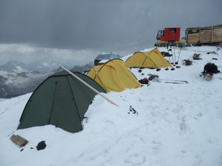 Obóz chwilę po zejściu ze szczytu