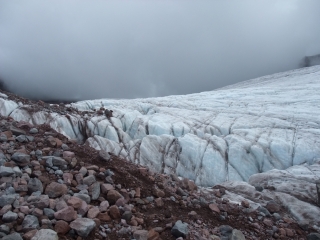 Szczeliny w lodowcu Ordzweri