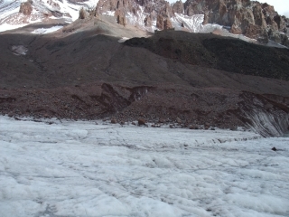 Droga przez lodowiec Ordzweri