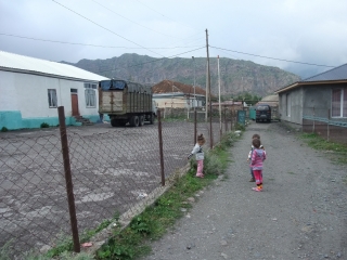 Szkoła i boisko w Gergeti